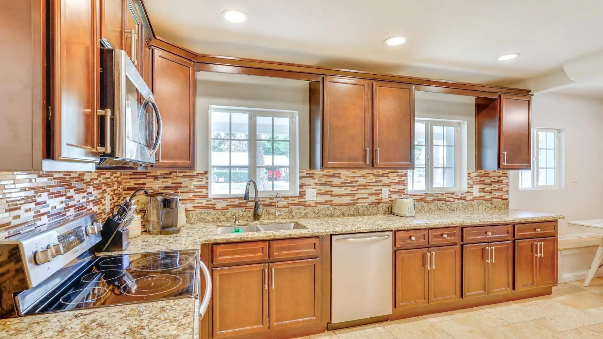 8 Mi To Dtwn Pet-Friendly Phoenix Home!