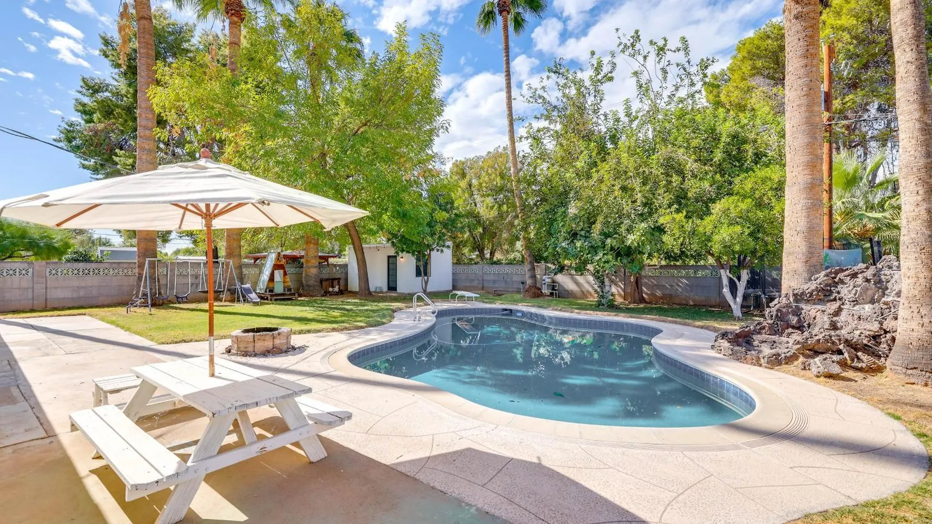 8 Mi To Dtwn Pet-Friendly Phoenix Home!